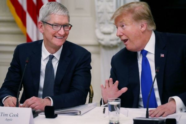 Дружба с президентом: Тим Кук проведёт экскурсию Трампу по заводу Apple